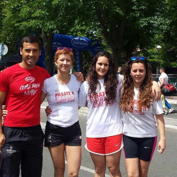 Natacha López (segunda por la derecha) rodeada por su marido David y sus hermanas, Míriam y Mónica, tras una carrera. 