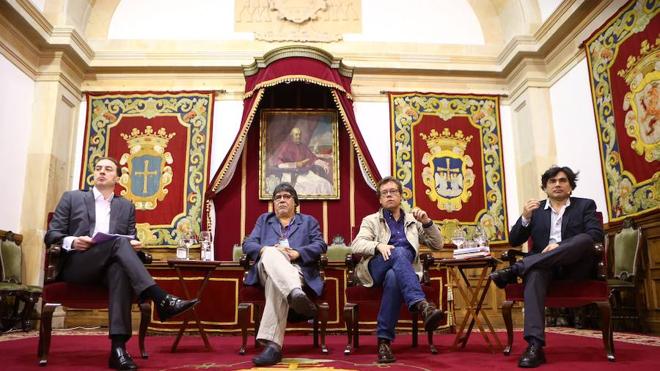 Mesa redonda de escritores.