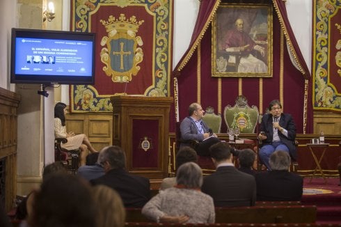 Benjamín Lana y Jaime Abello Banfi, en el Paraninfo de la Universidad de Oviedo. 