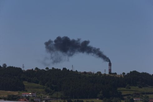 La chimenea expulsó una humareda negra que alertó a vecinos de la zona y de Carreño. 