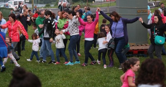 Los pequeños aprendiendo la danza prima. :: MARIETA