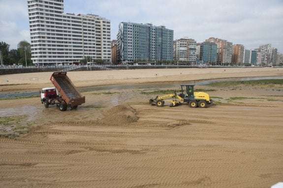 Gijón. En la playa de San Lorenzo se llevaron hacia la zona de El Tostaderu 1.200 toneladas de arena intermareal para ocultar los afloramientos de roca cerca del río Piles. 