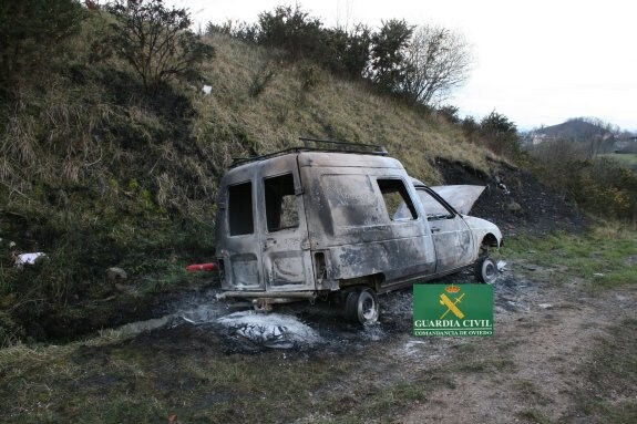 La furgoneta apareció calcinada en un camino de Siero. 