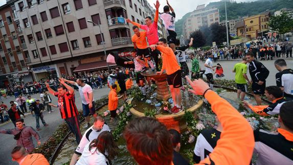 Los jugadores del Caudal celebraron el ascenso con sus aficionados en la fuente del Vasco-Mayacina.