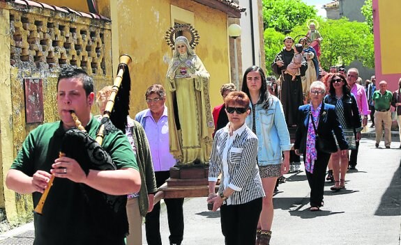 Procesión de San Pedro por las calles de Valliniello. :: MARIETA