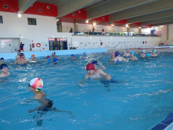 Primeros usuarios de las piscinas climatizadas de Tineo. :: D. S. F.