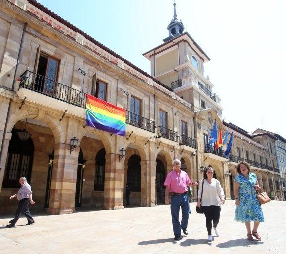 La bandera arcoíris, el año pasado, en el balcón consistorial. 