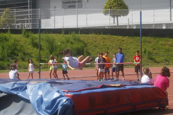 Los niños de la Atlética Avilesina entrenan su salto. 