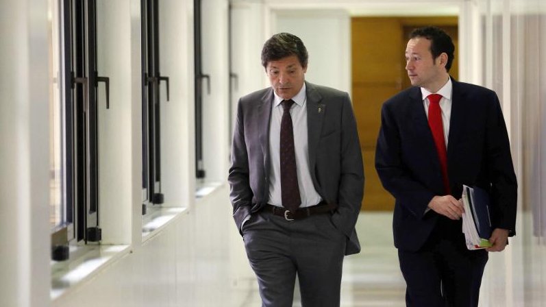 Javier Fernández y Guillermo Martínez al inicio de la reunión del Consejo de Gobierno de este miércoles. 