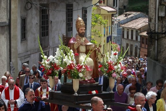 San Pedro, en procesión por las calles de Cudillero. 