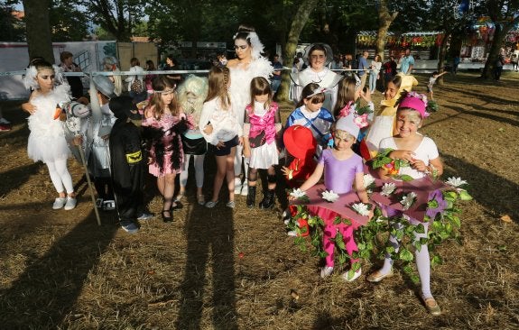 Participantes en el concurso de disfraces de Castiello. 