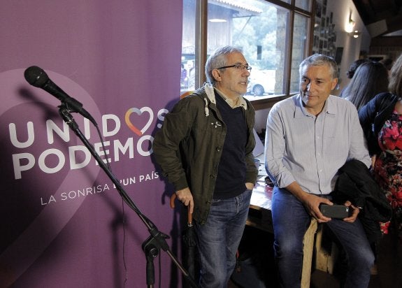 Gaspar Llamazares y Manuel González Orviz, en un acto electoral. 