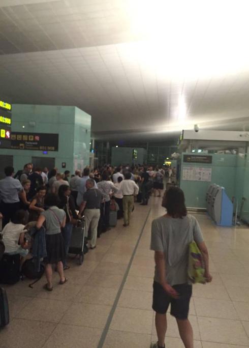 Cola de pasajeros afectados en el aeropuerto de El Prat. 
