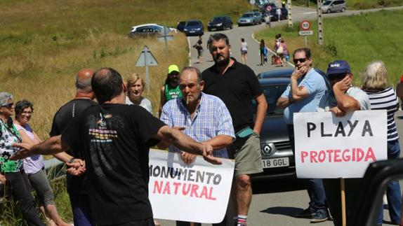 Condutores y manfiestantes discutiendo en la carretera. 