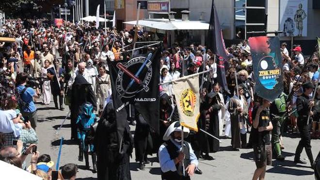 Centenares de personas se han acercado hasta el recinto ferial Luis Adaro para disfrutar del gran desfile de Star Wars.