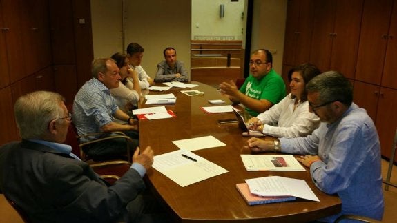Reunión de los vecinos ayer con todos los grupos municipales . 