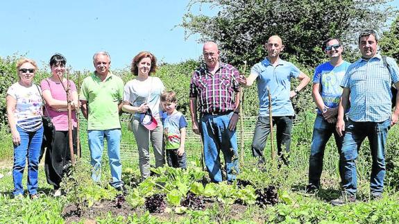 María Paz Marcos, Leticia Rodríguez, Vicente García, María del Mar Secades, Daniel Rodríguez, Constantino Cueva, Sidoro Villa, Isaac Vallina y Xicu Sabel González, en las huertas formativas. 