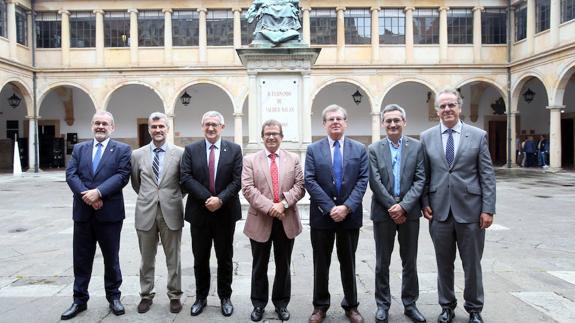 Rectores asistentes a la reunión de la CRUE celebrada en Oviedo. 