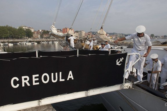 El buque Creoula atracado en Avilés en su visita en el verano de 2013. 