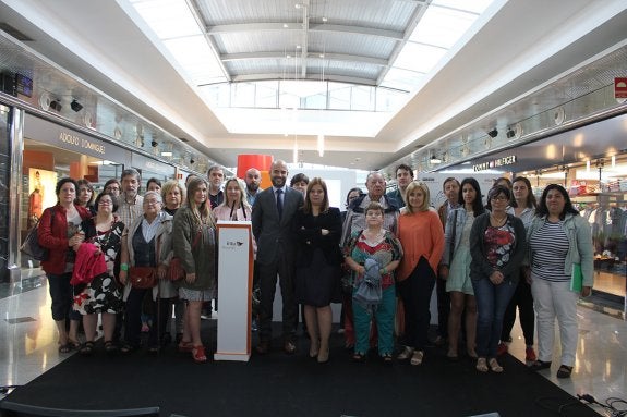 El presidente de Intu Asturias (centro), en la presentación. :