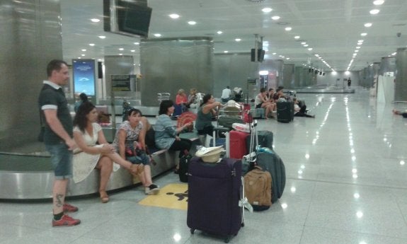 Los viajeros asturianos, en el aeropuerto de Menorca, donde algunos de ellos tuvieron que pasar la noche. 