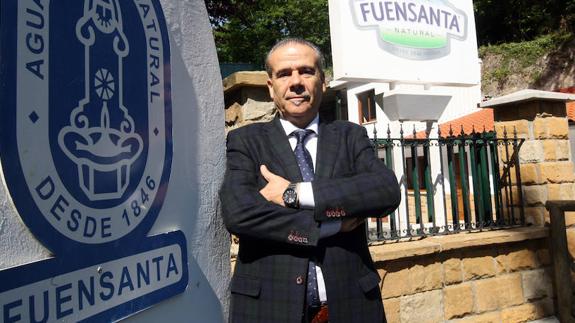 José Luis Fernández posa junto a la fuente de la compañía Fuensanta, en Nava.
