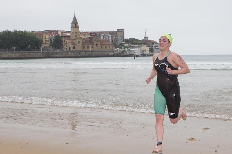 Mario Carballo y Esther Silva ganan la III Travesía Playas de Gijón