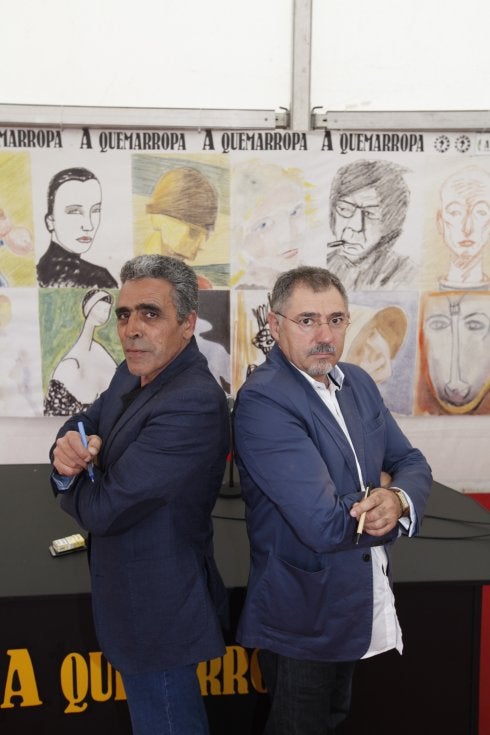 Los policías Alejandro M. Gallo y Ricargo Magaz, ayer en el recinto de la Semana Negra.