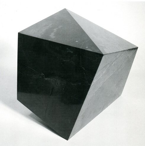1. 'Cubo', obra de mármol de Calatorao (31,5 x 33,5 x 31,6 cm). 1985.2. Disco y cuadrados abiertos sin título, de la serie 'Escultura redonda', en acero pulido y mármol rojo (48,3 x 32 x 26,5 cm). 1966.3. 'A Oteiza', de la serie 'Escultura redonda', en hierro y madera policromada (33 x 32 x 39 cm). 1966.