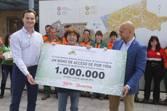 Carmen Santiago celebra su premio junto a Jorge González-Palacios y Jesús Martínez Salvador. 
