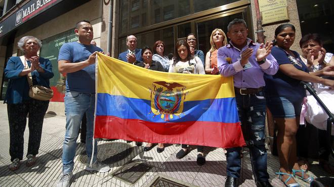 Familiares de la fallecida arropados por el colectivo de ecuatorianos residentes en Oviedo.