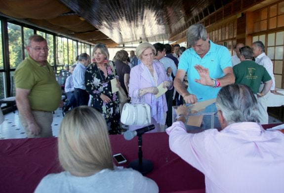 Un momento de la votación en la que participaron 91 socios del Chas. 