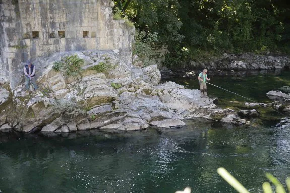 Un pescador prueba suerte ayer en el río Sella, en la zona del Puente Romano, en el último día hábil de la temporada en los ríos salmoneros asturianos. 