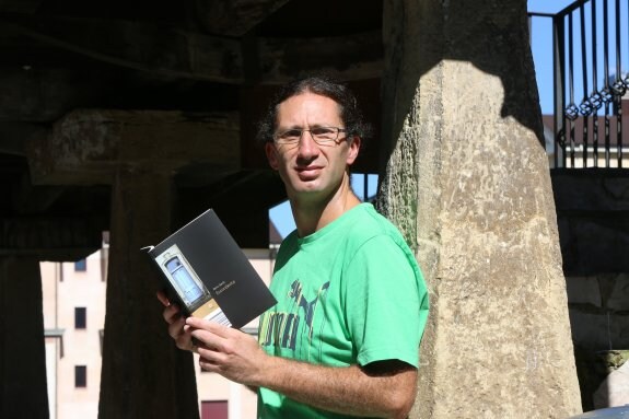 Berto García posa con su nuevo libro en El Llar. 