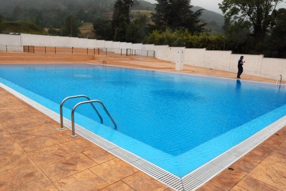 La piscina vacía, ayer, tras su cierre. La Policía Local vigiló las instalaciones de Riaño. 