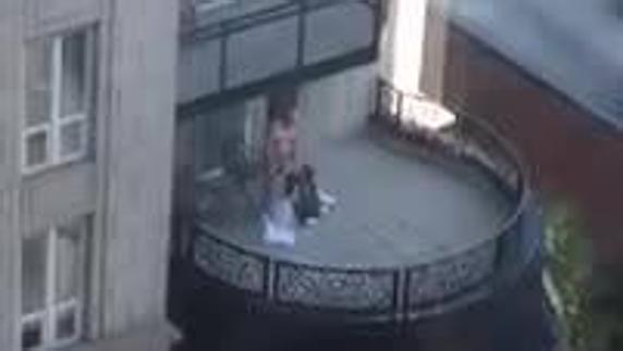 Un abuelo y dos jóvenes se montan un trío en un balcón de Chicago