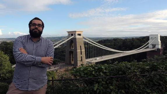 Guillermo Hidalgo González, en el puente colgante de Clifton, en Bristol. 