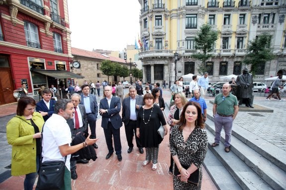 La comitiva, a su paso por la plaza de Porlier.