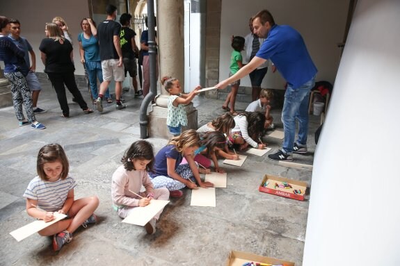 Un grupo de niños, durante el taller de dibujo de Edgar Plans. 
