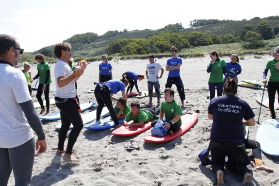 Diez voluntarios y diez participantes se beneficiaron de las clases de surf adaptado este fin de semana. 