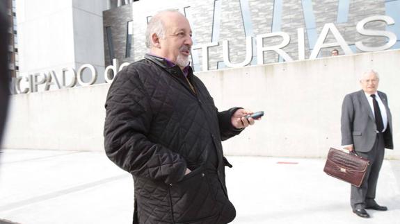 El padre Chus, a la entrada del juzgado gijonés. 