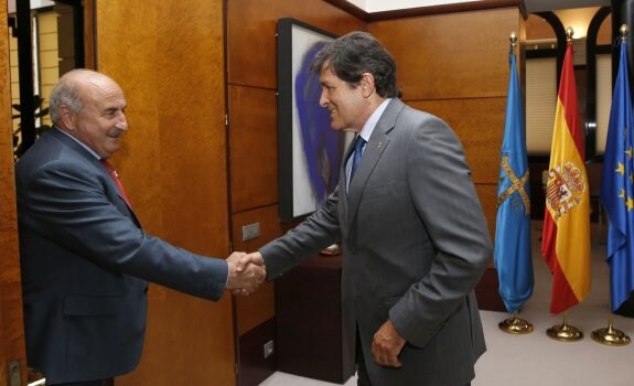 El alcalde de Tapia saluda, a su llegada, a Javier Fernández. 