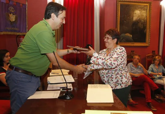 Montequín Solares toma posesión ante el alcalde. 