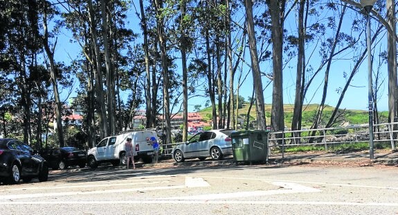 Los coches aparcan encima de las aceras en las playas de El Puerto y La Llada al no haber plazas libres en las zonas habilitadas. 