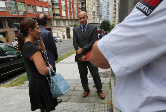 Daniel García, junto a su hermana Elena el pasado lunes en el acceso a la sede del grupo. 