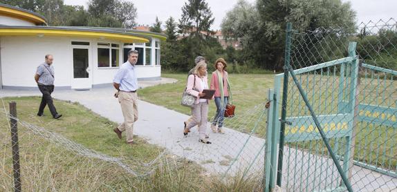 Técnicos municipales supervisan ayer los terrenos del Chas. 