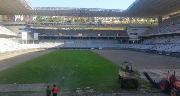 El estadio Carlos Tartiere, ayer, durante los trabajos de levantamiento del antiguo césped por la empresa adjudicataria. 