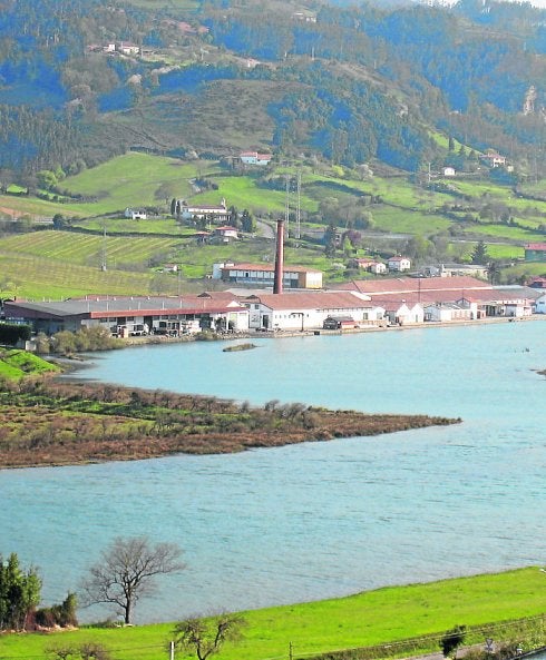 Instalaciones de Sidra El Gaitero, junto a la ría. 