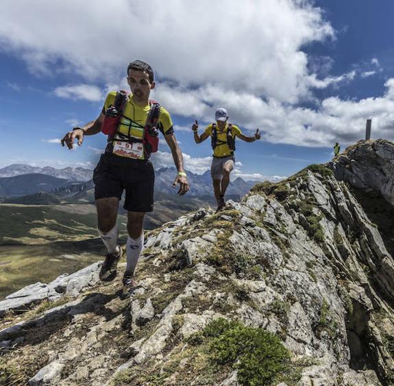 Varios participantes corren por la cresta de una de las cumbres incluidas en el recorrido de la pasada edición. 