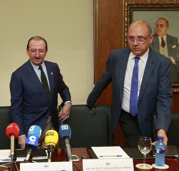 Alejandro Braña (izquierda), presidente del Colegio de Médicos de Asturias y Juan José Rodríguez Sendín, máximo responsable de la Organización Médica Colegial (OMC). 